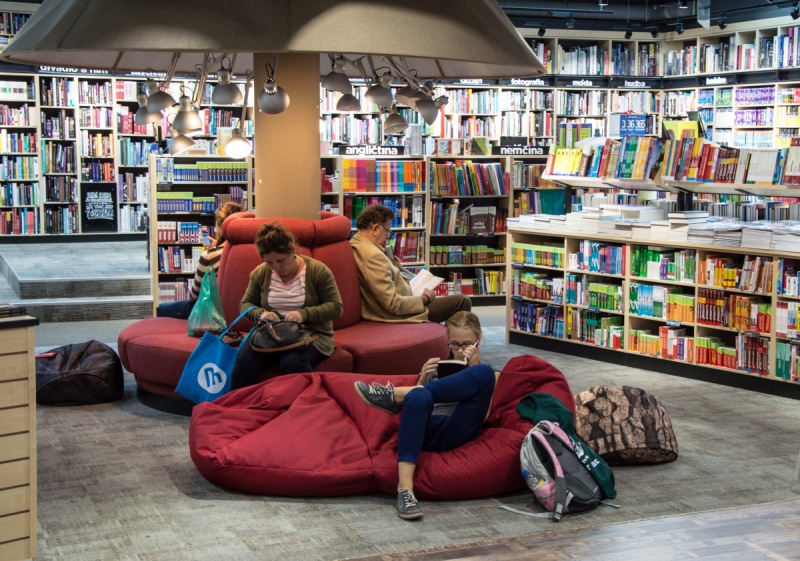 boutique-ST CYR SUR MER-min_books_bookstore_book_reader_readers_reading_shop_sale_books-849006