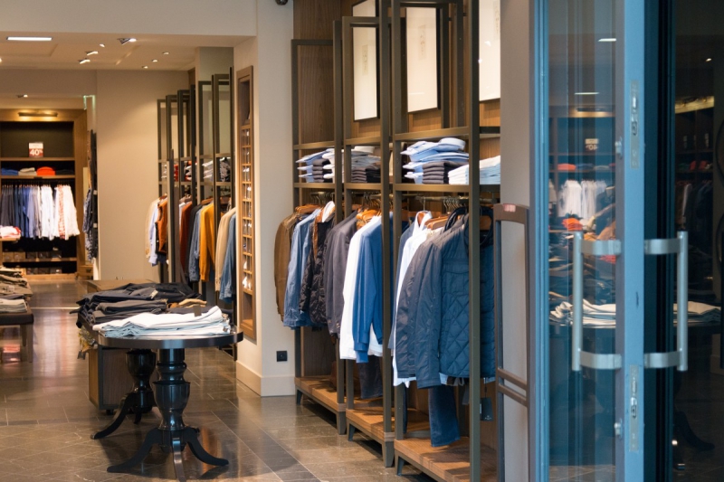 boutique-ST CYR SUR MER-min_shop_clothes_clothing_shopping_mall_shopping_kielce_crown_poland-862477